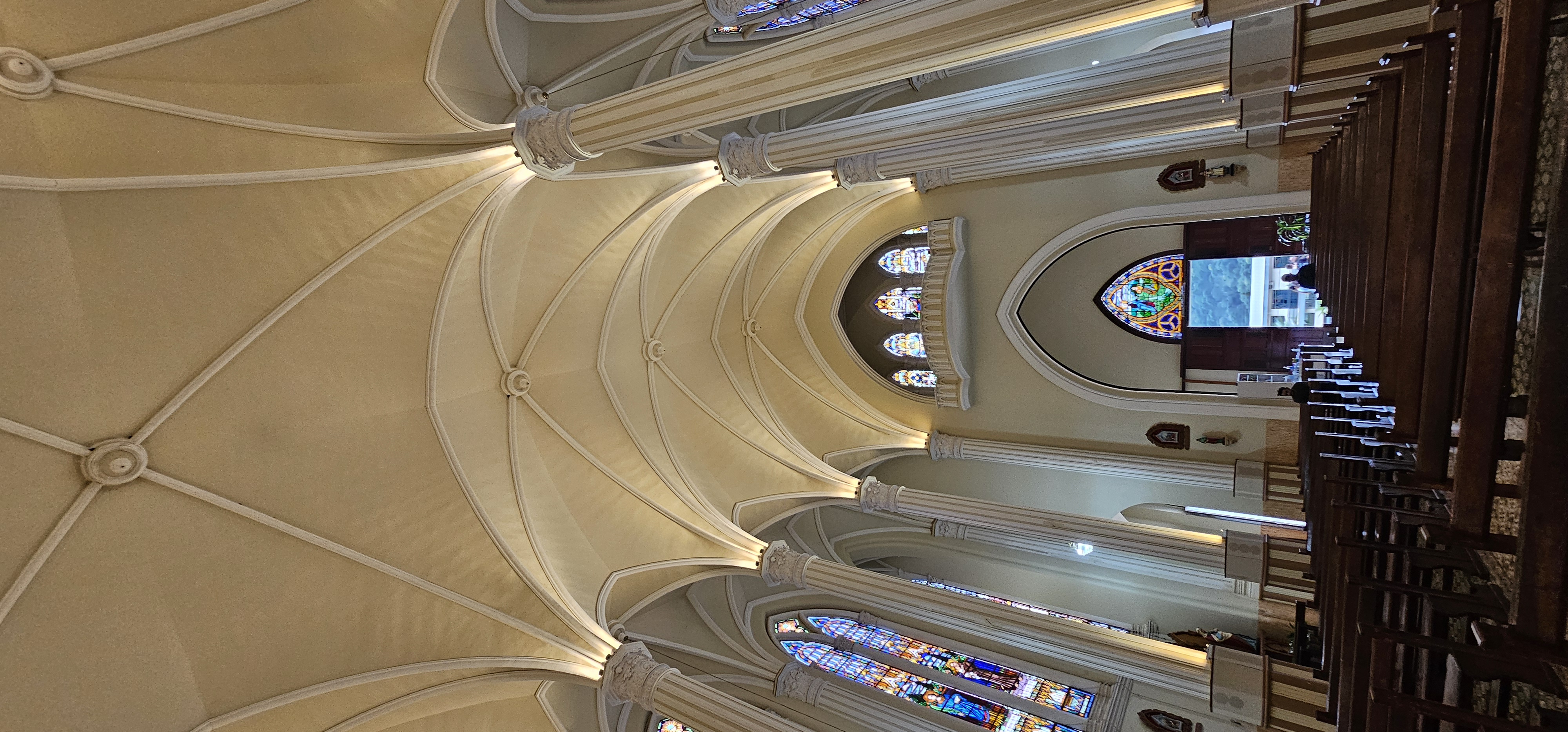 Interior com vitrais